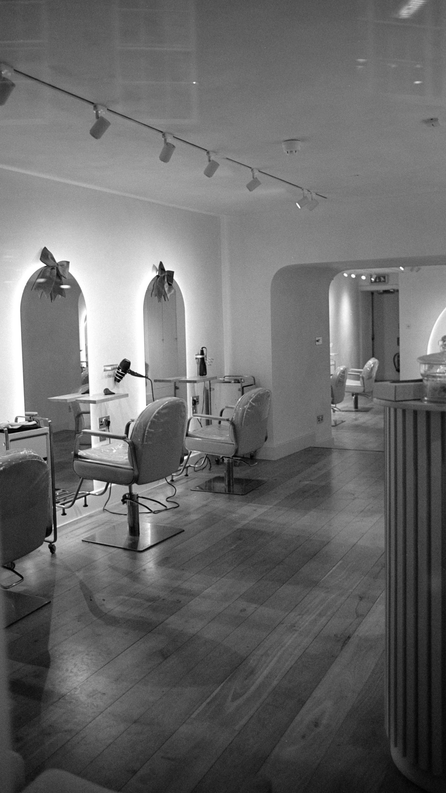 Interior moderno de un salón de peluquería